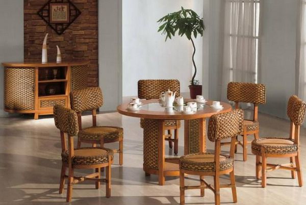 elegantné-ratanové stoličky-pre-jedáleň-akcent tehla múru
