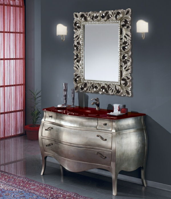 Eleganta svartvägg-och-barock-spegel-med-silver-ram-röda gardiner bredvid den
