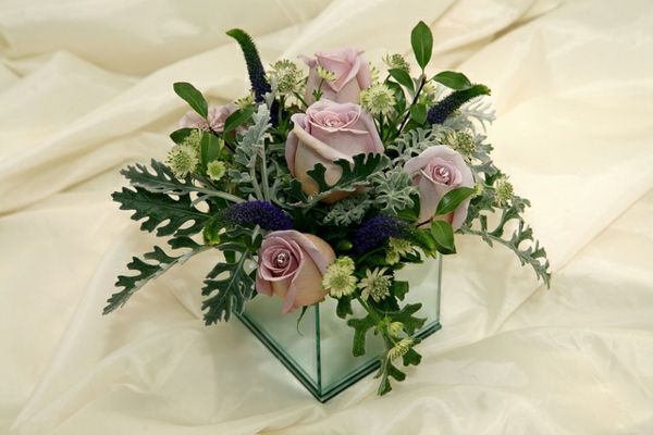tabel elegant setare cu-flori-lumină-trandafiri