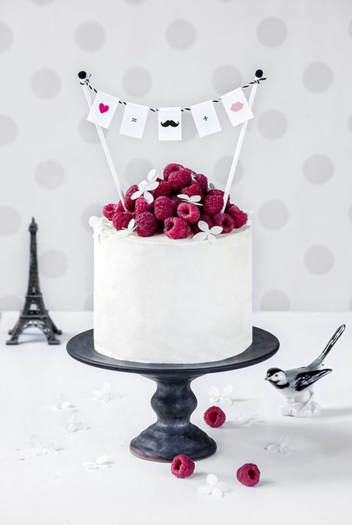 elegancki biały tort urodzinowy-dekoracja-z malinami