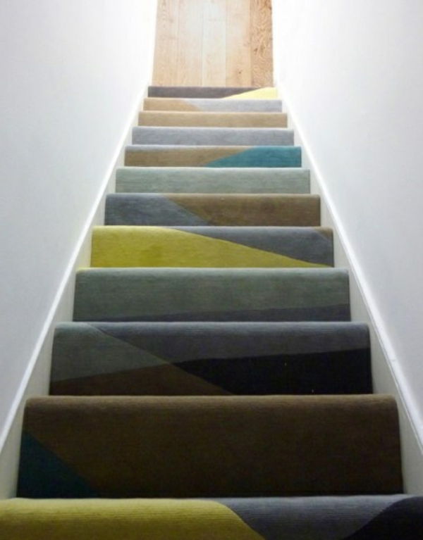 elegante escada colocando tapete
