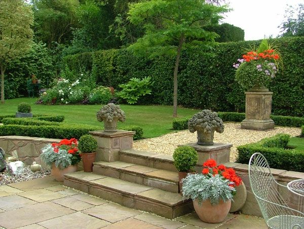 Kamienne schody i rzeźby w zielonym ogrodzie