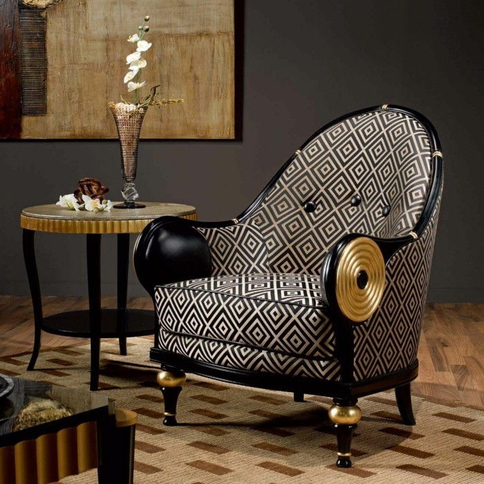 Elegantno-sivo-stol-in-slika-of-the-wall-starinsko pohištvo