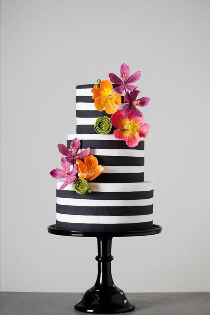 Elegantiškas juodos ir baltos gimtadienio tortas papuoštas-su gėlėmis