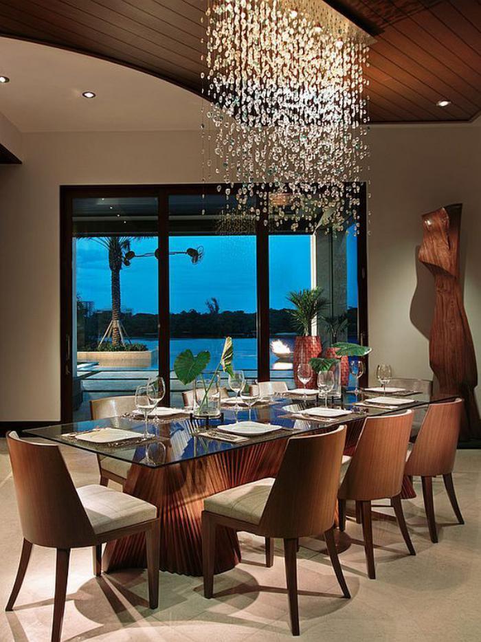 Elegantný jedáleň interiér, pekný Lookout moderný luster