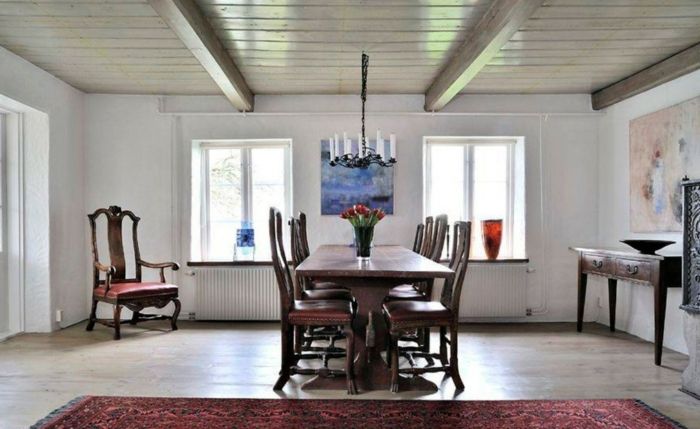 elegante eetzaal-meubilair-country stijl-dark-wood-rode-tulpen-mooie kroonluchter kaarsen