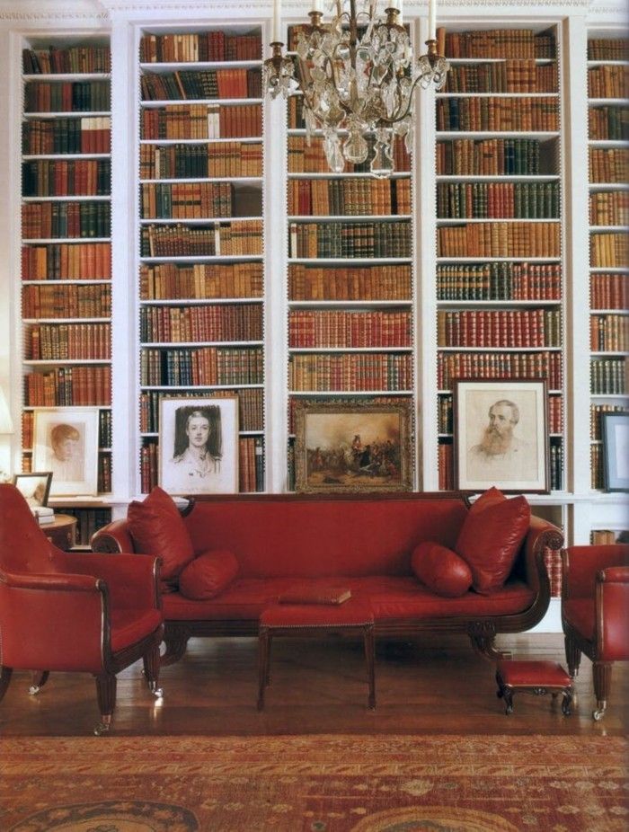 elegant interiør bøker veggen portretter røde skinnsofa stol