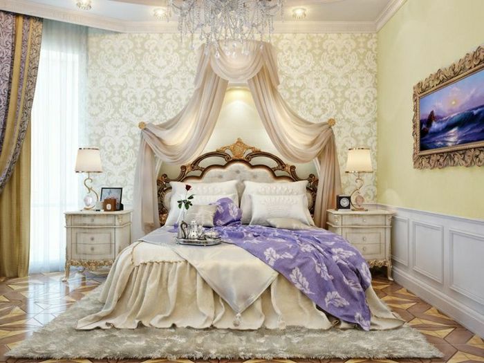 dormitor elegant în stil baroc candelabru culoare tapet șampanie perdea