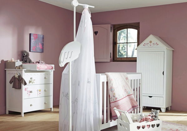 elegant-babykamer-with-a-white-hemelbed