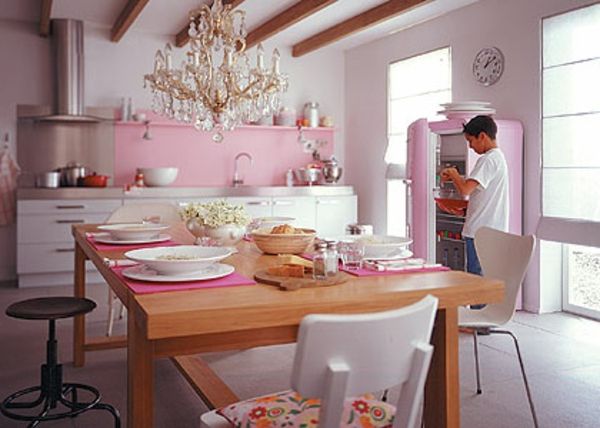 elegantno-jedilnica-z-velik-roza-hladilnik in kristalni lestenec