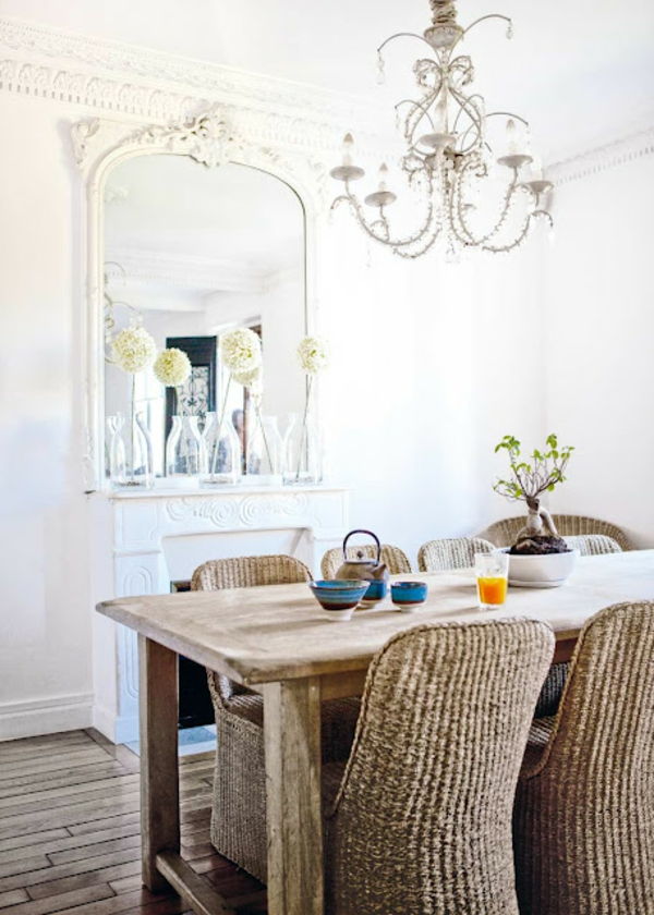 elegantná jedáleň s ratanovým nábytkom - biela stena s krásnym zrkadlom