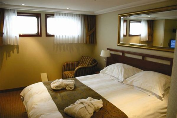 elegant-slaapkamer-met-mooie-gordijnen-for-small-window-moderne slaapkamer