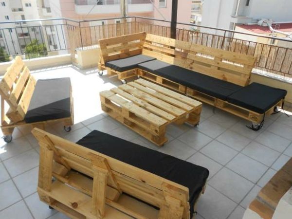 elegant soffa-of-pallar-and-a-table
