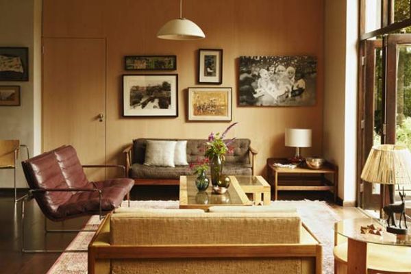 elegant stue-oppsett-mykt teppe og mange bilder på veggen