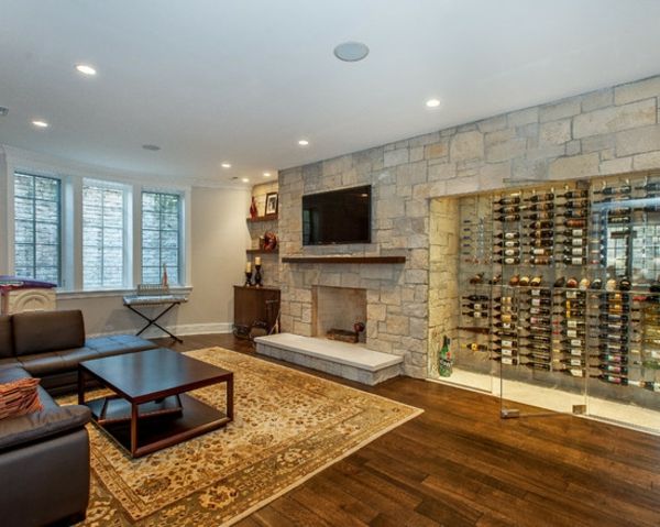 elegant-stue-med-en-murstein-vinhylle i det store rommet