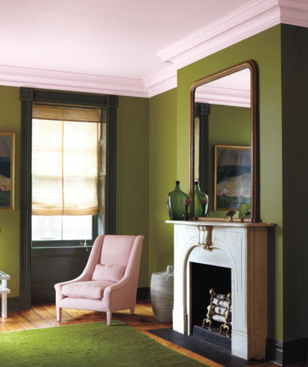 Elegant-rom-med-vegg-farge-oliven-grønn lenestol i rosenrød farge