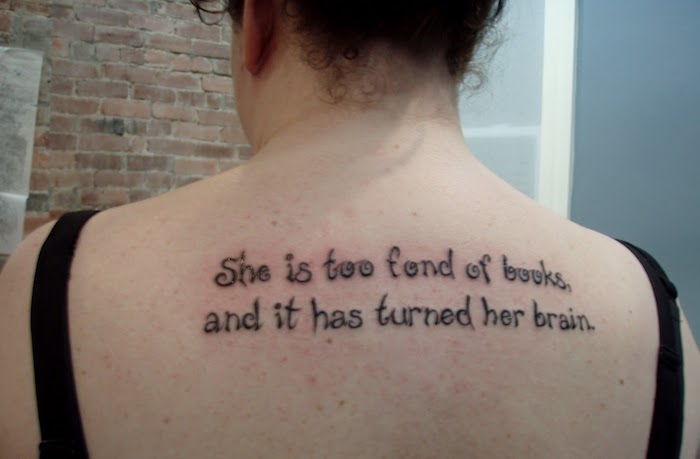 Cuvintele tatuaj despre cărți și cât de importantă este citirea pe spatele femeii