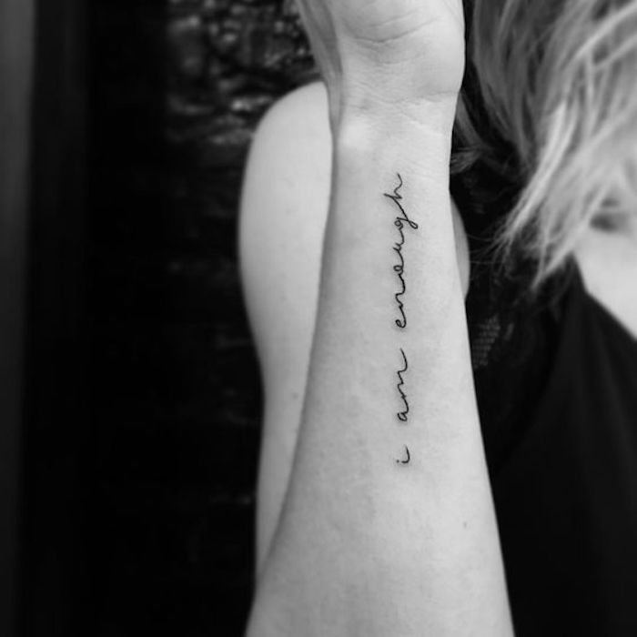 Suffice se spune că aceste cuvinte tatuaj cu scris neobișnuit pe braț