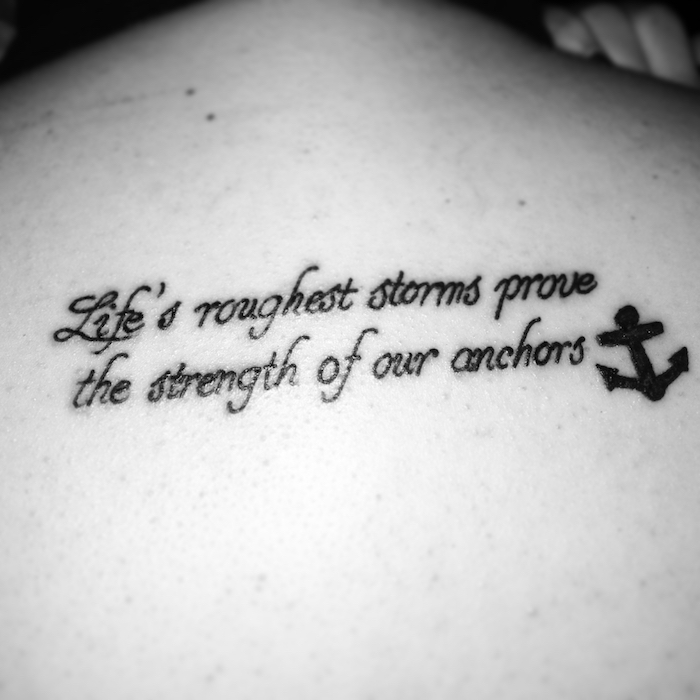 Tatuaj inscripționat pe Anchor și Storm un citat inspirat cu o imagine de ancoră mică