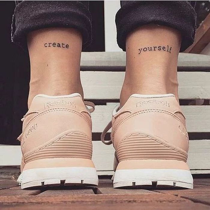 O citare creativa pe spatele ambelor pantofi de tatuaje cu adidasi Reebok