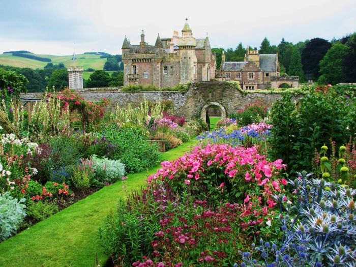 Angleški vrt grad Wall Stone velik cvet garish barve trava narava