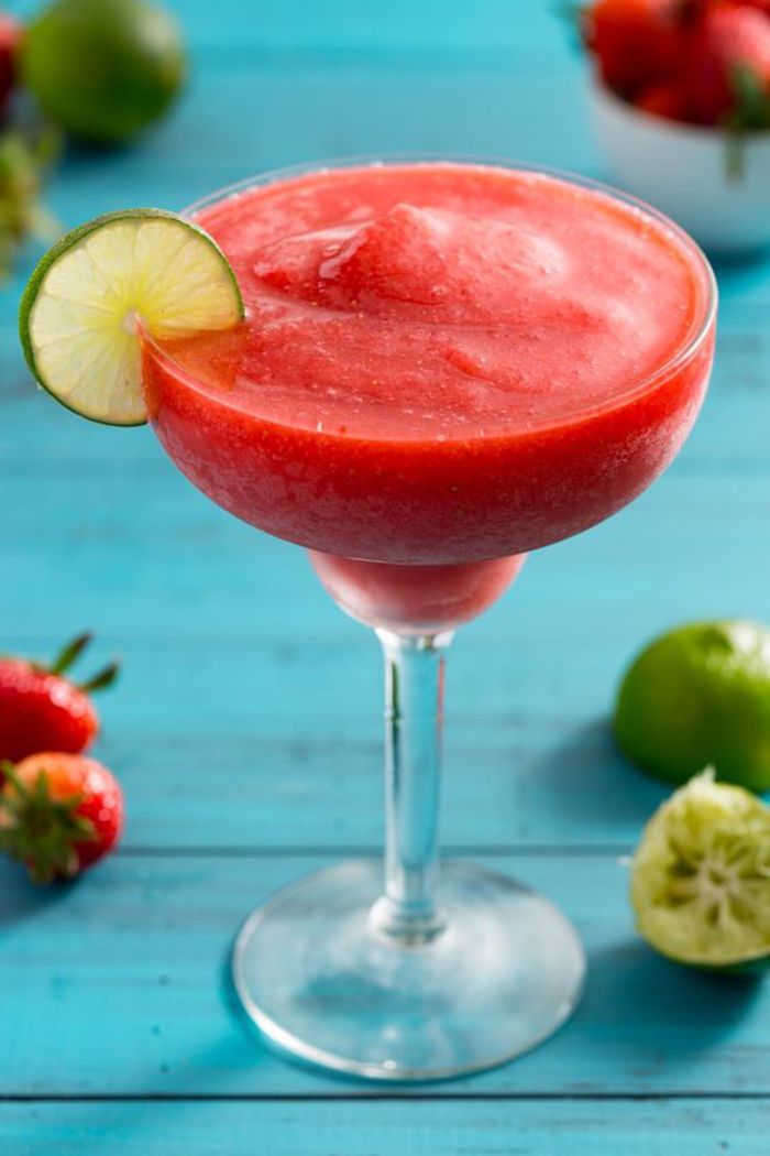 Strawberry daiquiri med lime wedges, fin kvinne drikke for sommeren