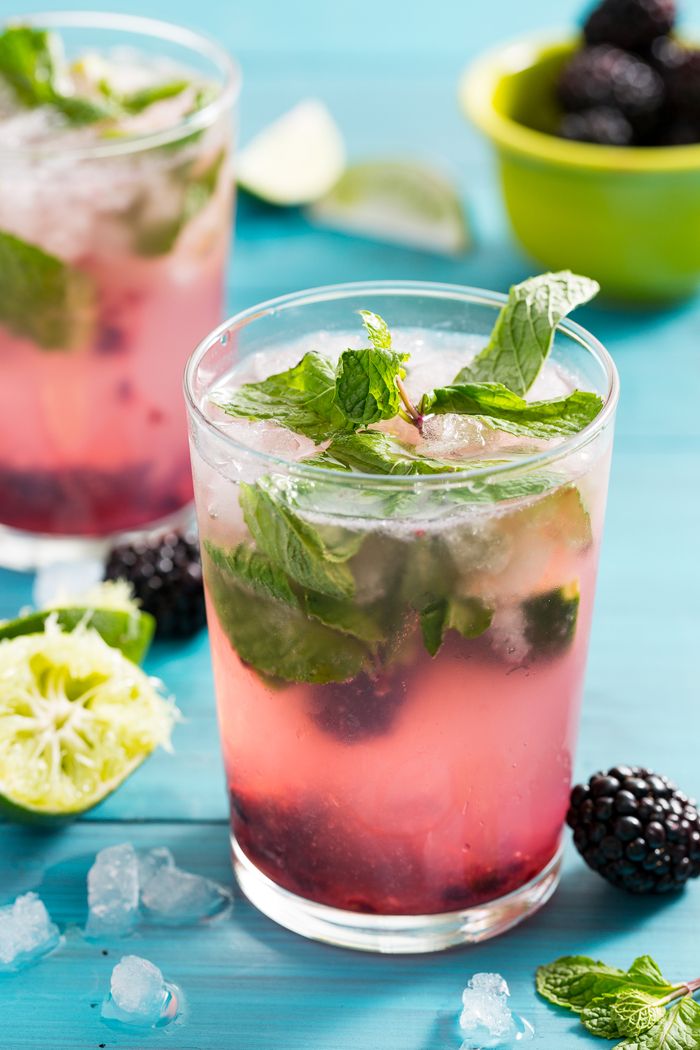 Cocktail med bjørnebær og mynte, forfriskende drikke uten alkohol til sommeren