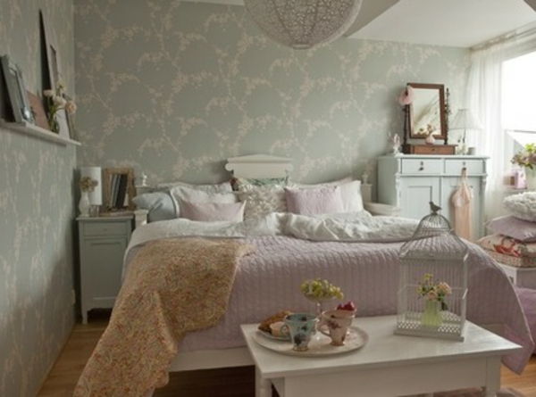 Country-stil soverom - hvit design - mange kaste puter på sengen