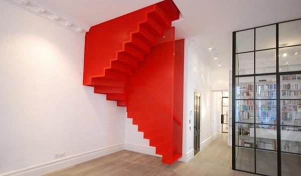 Incredibile scala interna rossa con il design ultra-moderno