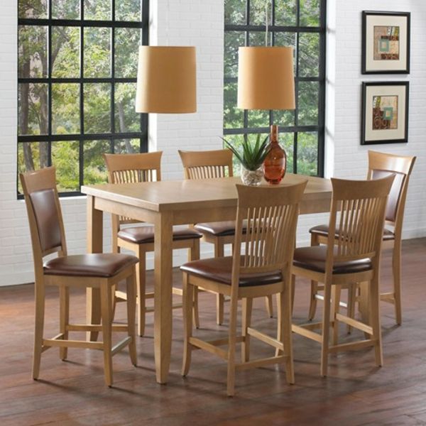 sala da pranzo con tavolo e sedie in legno - due lampade