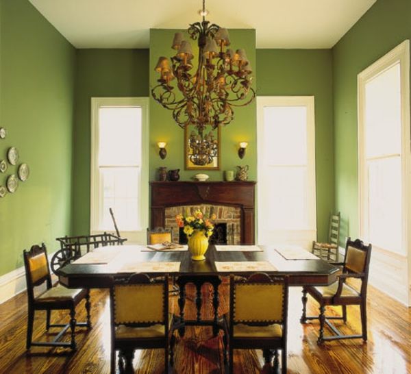 Jedáleň s dizajnom zelenej steny - elegantný lustr