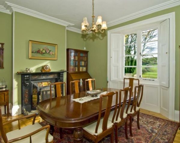 Sufragerie-perete-vopsea-maslin-verde-masă frumoasă din lemn în sala de mese