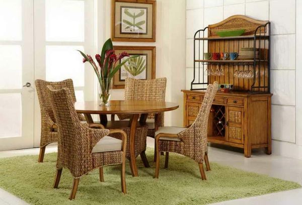 Jedáleň - moderné vybavenie - ratanové stoličky - zelený koberec
