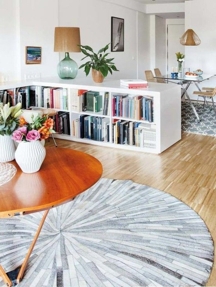 sufragerie-de-separat-bibliotecă-living Partition-raft decât camera separator rotund model covor podea din lemn-rotund din lemn vase de masă-cum-flori de sticlă de masă-in-sufragerie