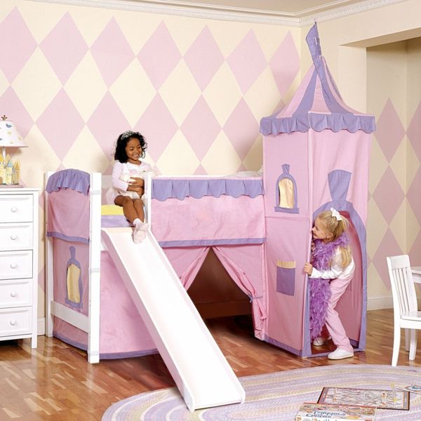 poschodová posteľ so šmýkačkou v škôlke - vyzerajte ako hrad