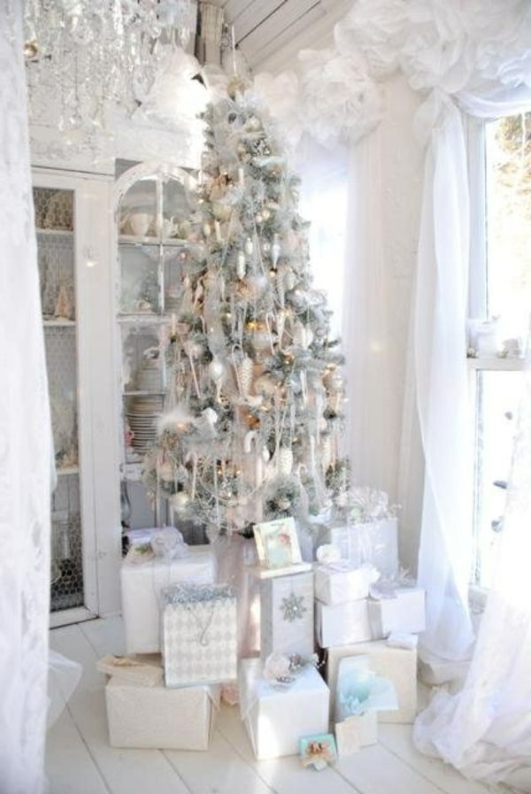 hvit juledekorasjon - vakkert juletre