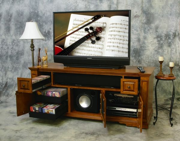 exkluzívny televízny nábytok vyrobený z dreva a lampy vedľa neho