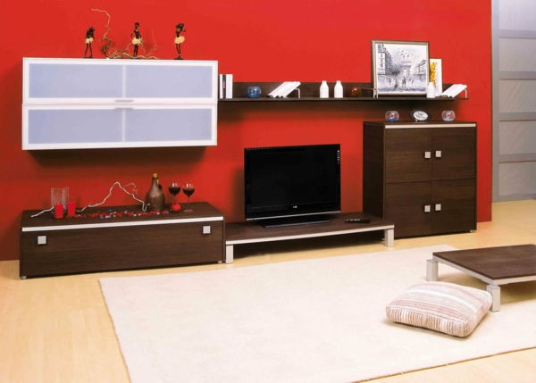 Eksklusive tv-møbler-a-rød-vegg-bak-og en pute på gulvet