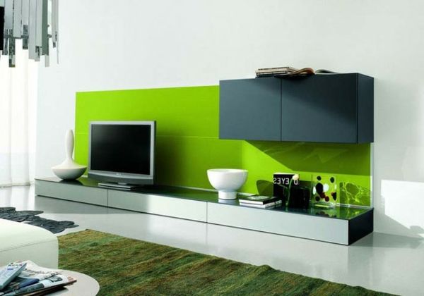 exkluzívny televízny nábytok v zeleni v obývacej izbe s bielymi stenami