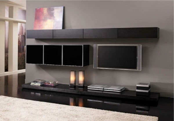 eksklusive tv-møbler i svart og et teppe i taupe-farge