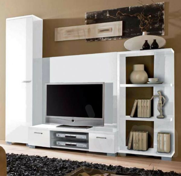 Exkluzívny televízny nábytok - biela stena za sebou - a mäkký koberec