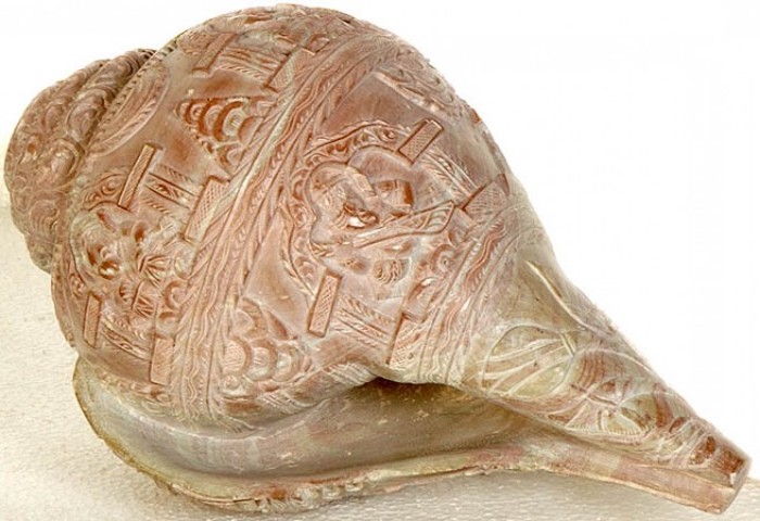 Shell som ett musikinstrument, skal med snideri som visar pyramider och tempel, målade skal, dekorativa snäckskal