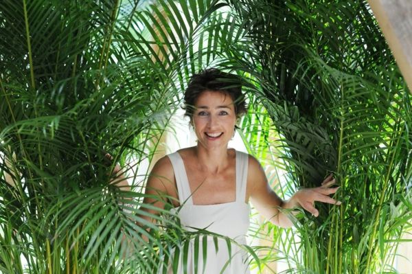 Egzotiškos augalinės patalynės - moteris šypsosi