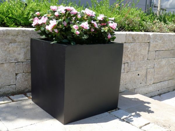 exteriér-Design-Deco-nápady-kvety kvety vedierko-in-black-Kvetináč-in-black