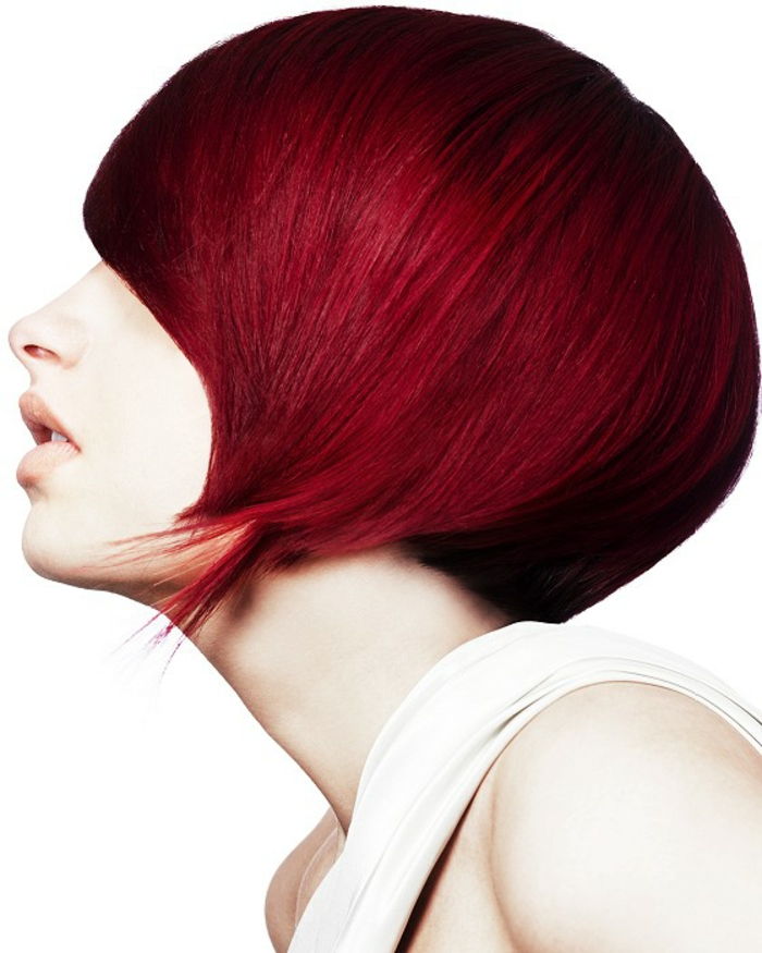 Ekstravaganten in zelo eleganten Kurzhaarfrisu za ženske, temno rdeča barva las, poudarjena svetloba kože