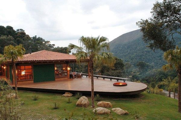 Eco-vriendelijk huisontwerp met uitgestrekt terras en palmbomen