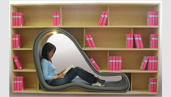 extravagantă-mode-la-the-dispozitiv-scaun-între-the-bookshelves