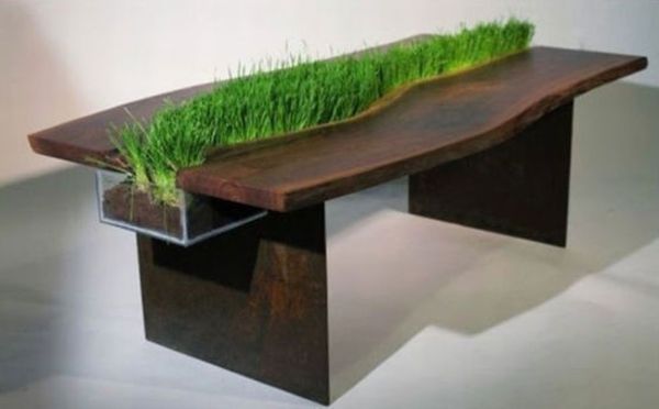 extravagantă-mode on-the-dispozitiv-masă cu iarbă-