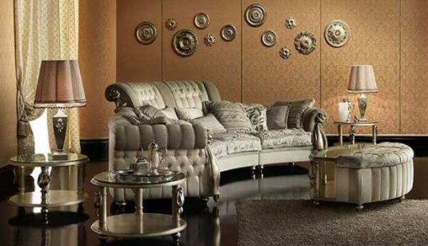 Ekstravagant stue design - grå kaste puter og vakre lamper