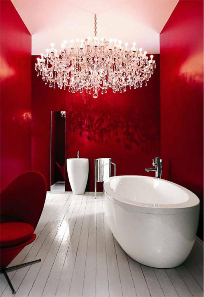 extravagantný interiér kúpeľne-červeno-múru-moderný luster